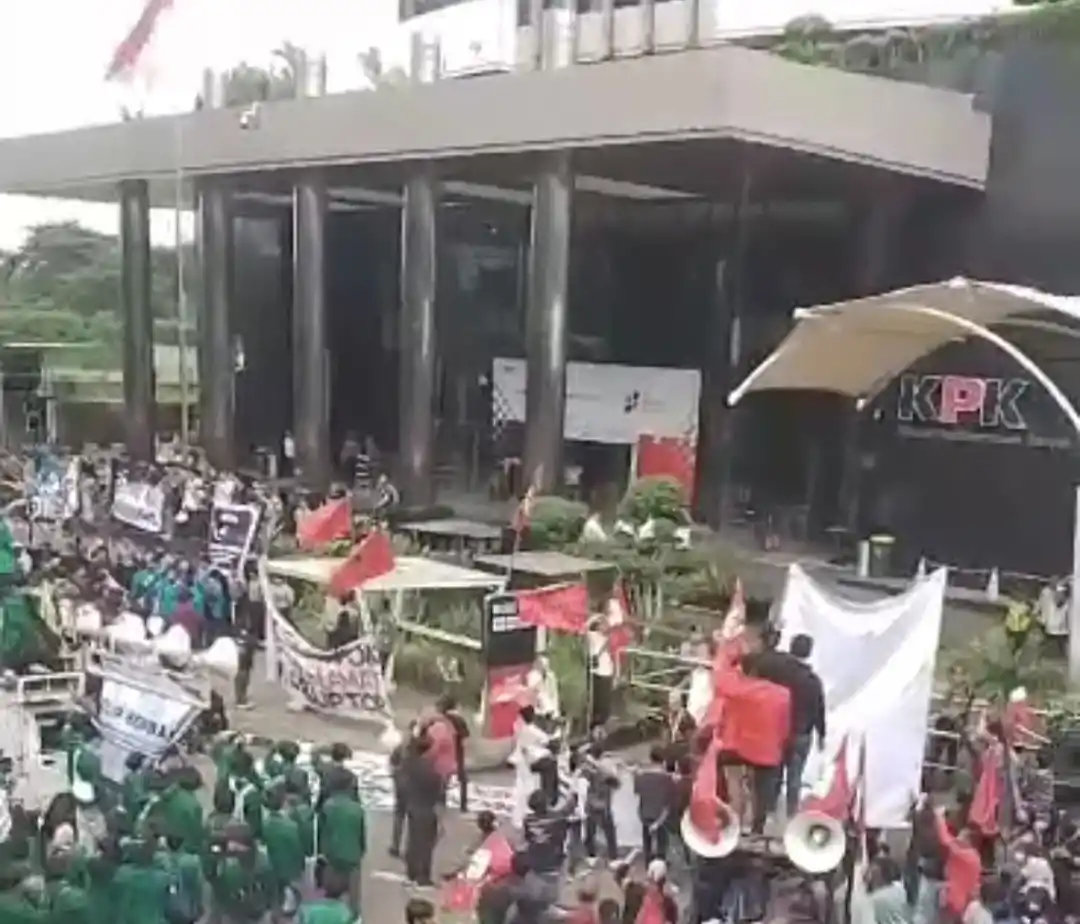 Demo di depan gedung KPK, massa meminta KPK segera tangkap Harun Masiku (Foto: Dok MI/Aswan)