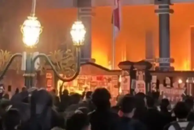 Salah satu bagian Gedung DPRD Kota Malang Terbakar saat aksi unjuk rasa tolak Undang-undang (UU) TNI, Minggu (23/3/2025).