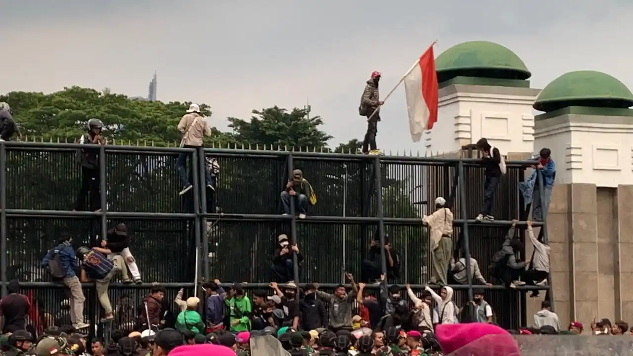 Aksi demo di Gedung DPR RI, Jakarta, Jumat (29/8). (Foto: Zul Sikumbang)