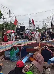 Unjuk rasa warga masyarakat menolak pembangunan penampungan batu bara di Kelurahan Aur Kenali, Kota Jambi, Provinsi Jambi, Sabtu (13/9/2025). (Foto : WalhiJambi).