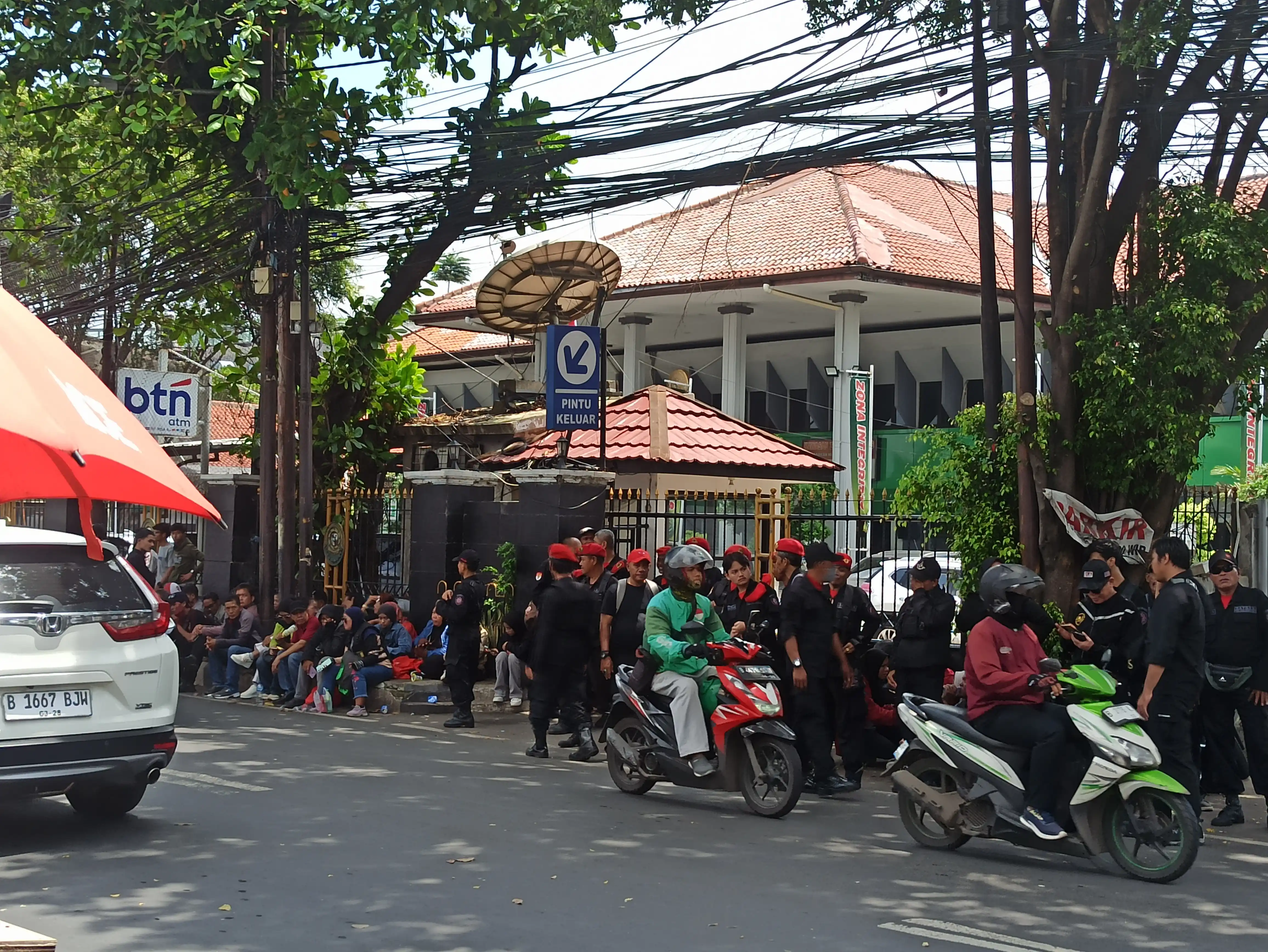 Suasana didepan gedung Pengadilan Negeri Jakarta Selatan (Foto: Dok MI)