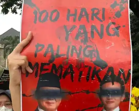 Massa mahasiswa pengunjuk rasa mengusung poster yang mengritik pemerintahan Presiden Prabowo Subianto di Jalan Medan Merdeka Barat, Jakarta Pusat, Senin (17/2/2025) (Foto: Dok MI)