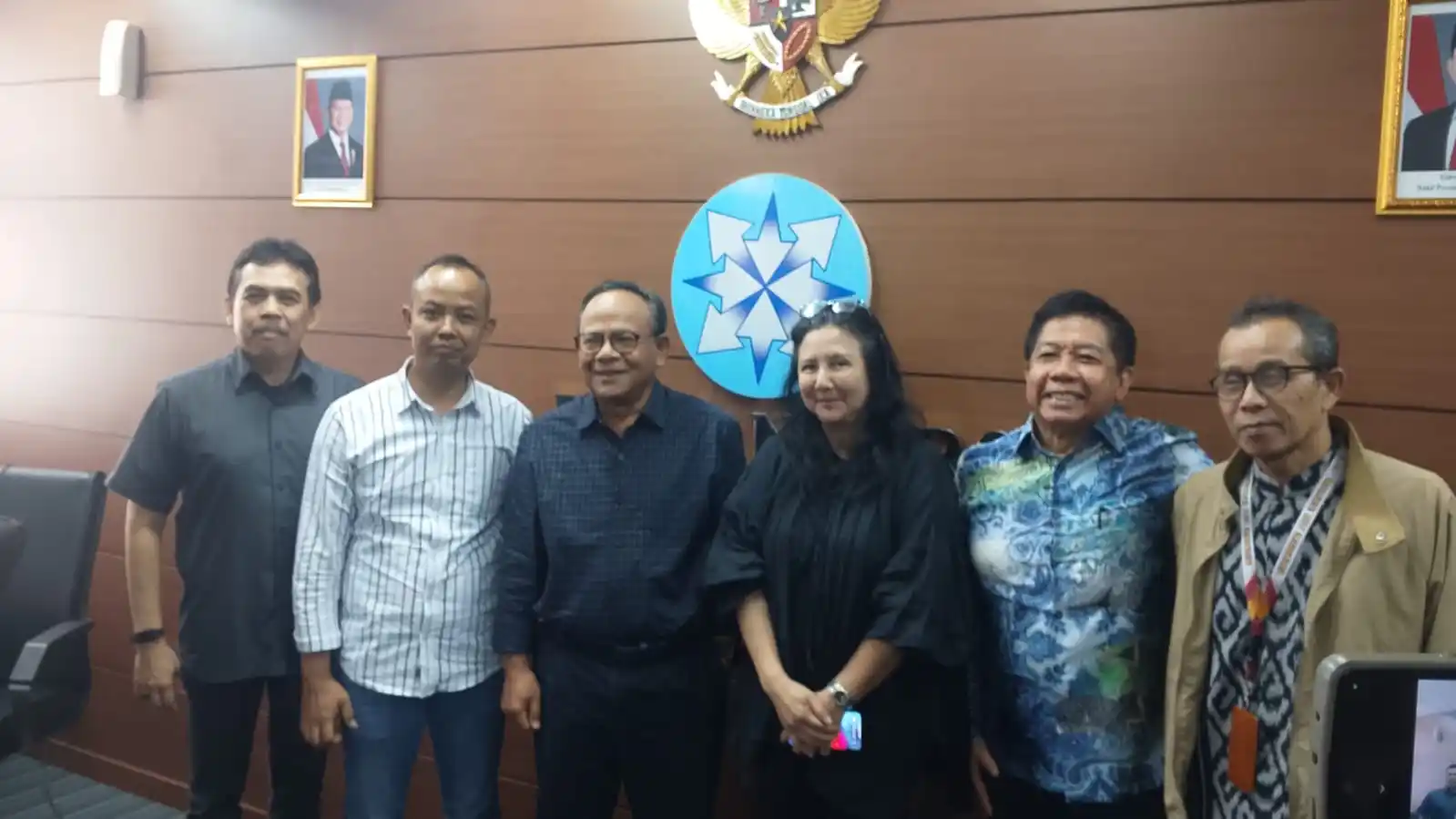 Tim Kuasa Hukum Vandry bersama pengurus Dewan Pers di Gedung Dewan Pers, Jakarta Pusat, Senin (1/12/2025) (Foto: Dok MI/Aswan)