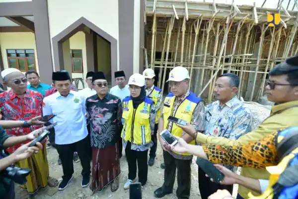Direktorat Jenderal Cipta Karya, Dewi  Chomistriana memberikan keterangan pers usai melakukan kunjungan ke ponpes Tremas, Pacitan, Jumat (10/10). (Foto: PU).