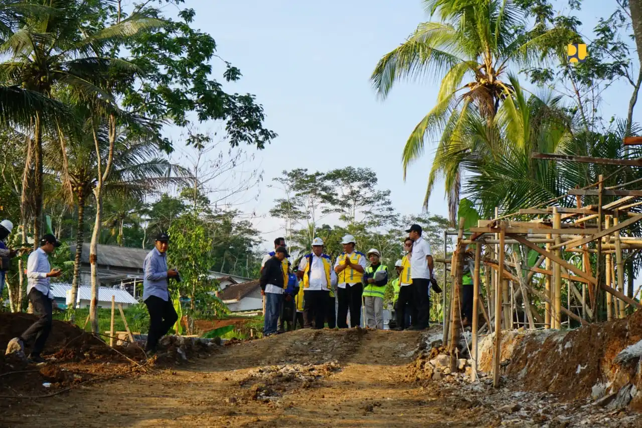 Kementerian Pekerjaan Umum (PU) terus mempercepat pekerjaan rehabilitasi tahap II jaringan irigasi sekunder Daerah Irigasi (DI) Tingal, Kabupaten Temanggung, Provinsi Jawa Tengah untuk mendorong peningkatan produktivitas pertanian. (Foto: PU)