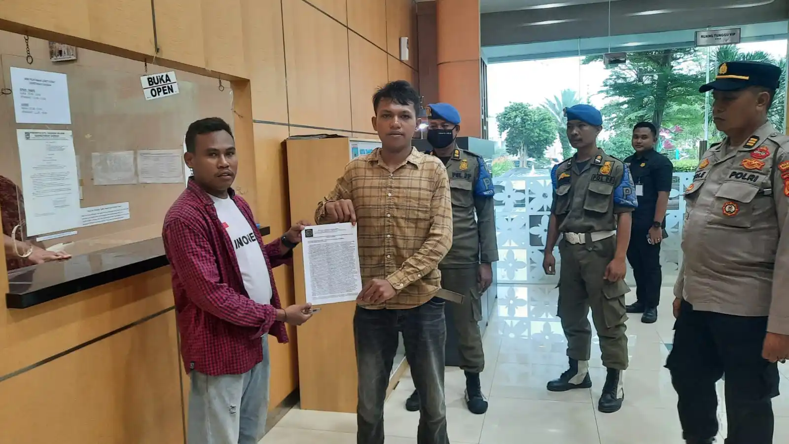 Saat penyerahan laporan resmi terkait dugaan lemahnya tata kelola pemungutan retribusi Tempat Rekreasi, Pariwisata, dan Olahraga pada kolam renang milik pemerintah daerah. (Foto: Dok MI)