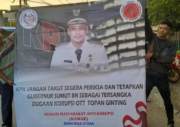 Spanduk besar bertuliskan desakan kepada KPK RI agar memeriksa dan menetapkan Gubernur Sumatera Utara, Bobby Nasution tersangka dalam kasus dugaan korupsi proyek jalan di Dinas PUPR Sumut saat aksi unjuk rasa di depan gedung KPK, Jakarta, Kamis (25/9/2025) (Foto: Dok MI/Aan)