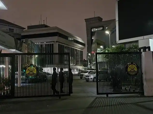 Komisi Pemberantasan Korupsi (KPK) menggeledah kantor Direktorat Jenderal Mineral dan Batubara (Ditjen Minerba) ESDM. Dalam penggeledahan itu, penyidik KPK menyita dokumen pengurusan izin tambang, Rabu (25/7/2025)