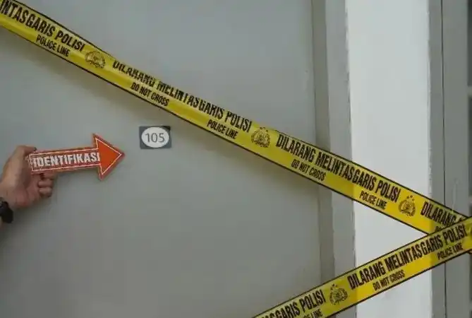 TKP penemuan jasad diplomat Kemlu ADP di kawasan Menteng, Jakarta Pusat, Selasa, (8/7/2025) dipasang garis polisi (Foto: Dok MI/Istimewa)