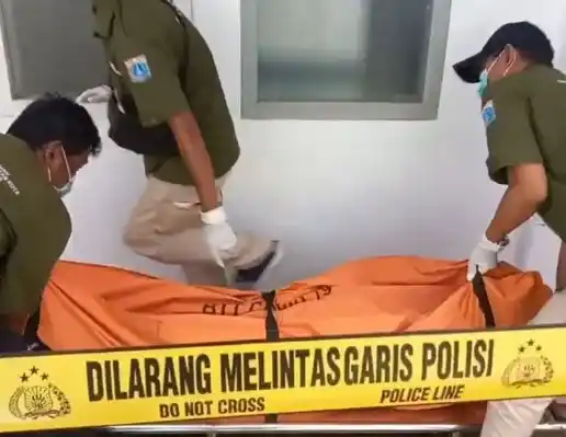 Arya ditemukan dalam kondisi mengenaskan di kamar indekosnya di Jalan Gondangdia Kecil, Menteng, Jakarta Pusat, pada Selasa (8/7/2025) siang.