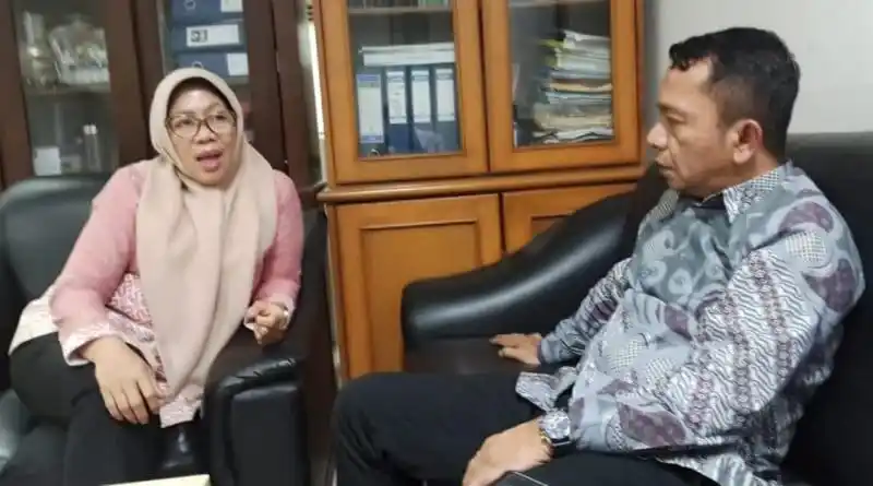 Kepala Dinas Perdagangan dan Perindustrian (Kadisperindag) Kota Bekasi, Ika Indah Yarti (kiri) dan Sekretaris Disperindag Kota Bekasi, Romi Payan (kanan) (Foto: Dok MI/M.Aritonang)