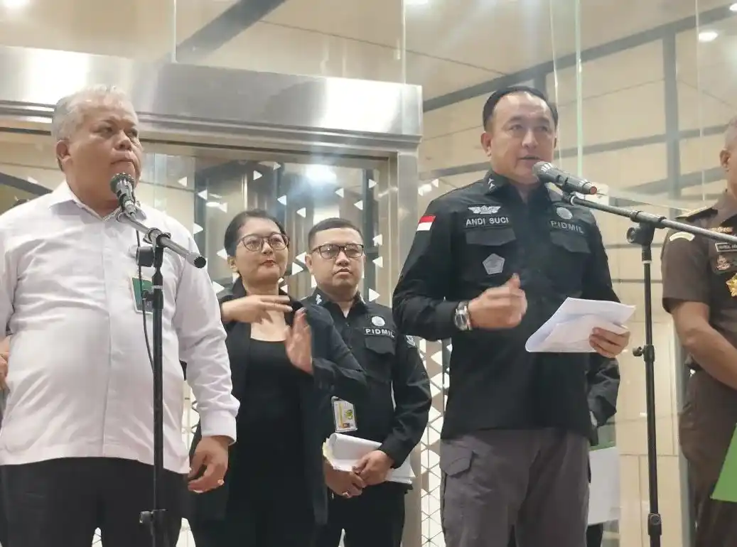 Direktur Penindakan pada Jaksa Agung Muda Bidang Tindak Pidana Militer (Jampidmil) Kejagung, Brigjen TNI Andi Suci (depan kanan) bersama Kepala Pusat Penerangan Hukum (Kapuspenkum) Kejaksaan Agung Harli Siregar (depan kiri) berbicara dalam konferensi pers di Gedung Kejaksaan Agung, Jakarta, Rabu (7/5/2025)