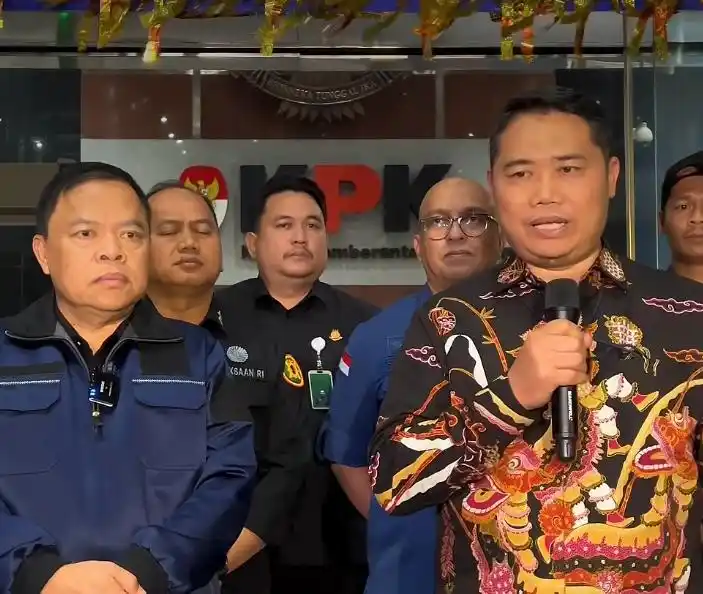 Komisi Pemberantasan Korupsi (KPK) resmi menyerahkan sembilan orang yang terjaring operasi tangkap tangan (OTT) di Banten dan Jakarta kepada Kejaksaan Agung. Penyerahan dilakukan setelah Kejagung lebih dulu menerbitkan surat perintah penyidikan (sprindik) atas perkara dugaan pemerasan dalam penanganan perkara di lingkungan Kejaksaan Negeri Banten. (Foto: Dok MI/Aswan)