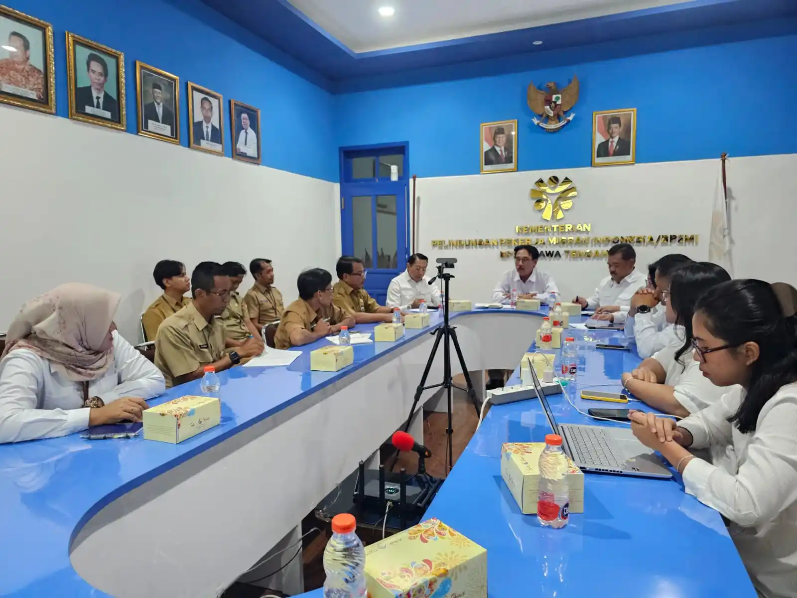 Direktur Jenderal Penempatan KemenP2MI Ahnas bersama  pekerja migran asal Jawa Tengah. (Dok. KemenP2MI)