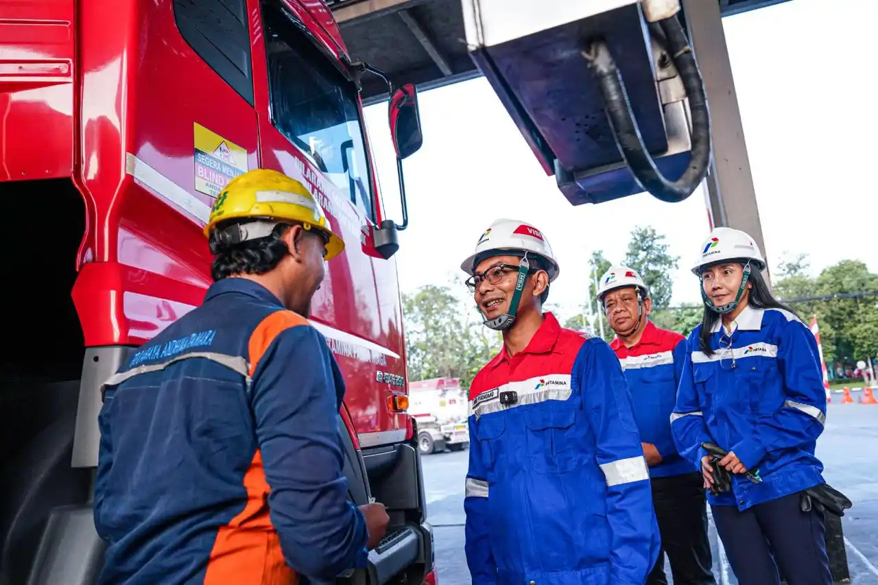 Direktur Rekayasa dan Infrastruktur Darat (RID) Pertamina Patra Niaga, Hari Purnomo memastikan langsung penambahan pasokan BBM untuk Jember di Instalasi Surabaya Group, Rabu (30/7/2025). [Foto: Doc. Pertamina]