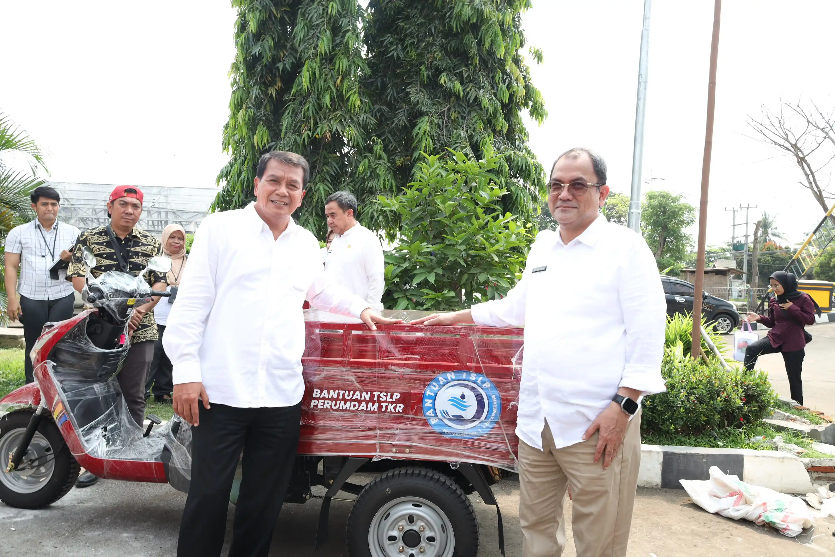 Direktur Utama PERUMDAM TKR, Sofyan Sapar saat pemberian kontribusi kepada Koperasi Merah Putih Sarakan dalam program TSLP (Foto: Ist)