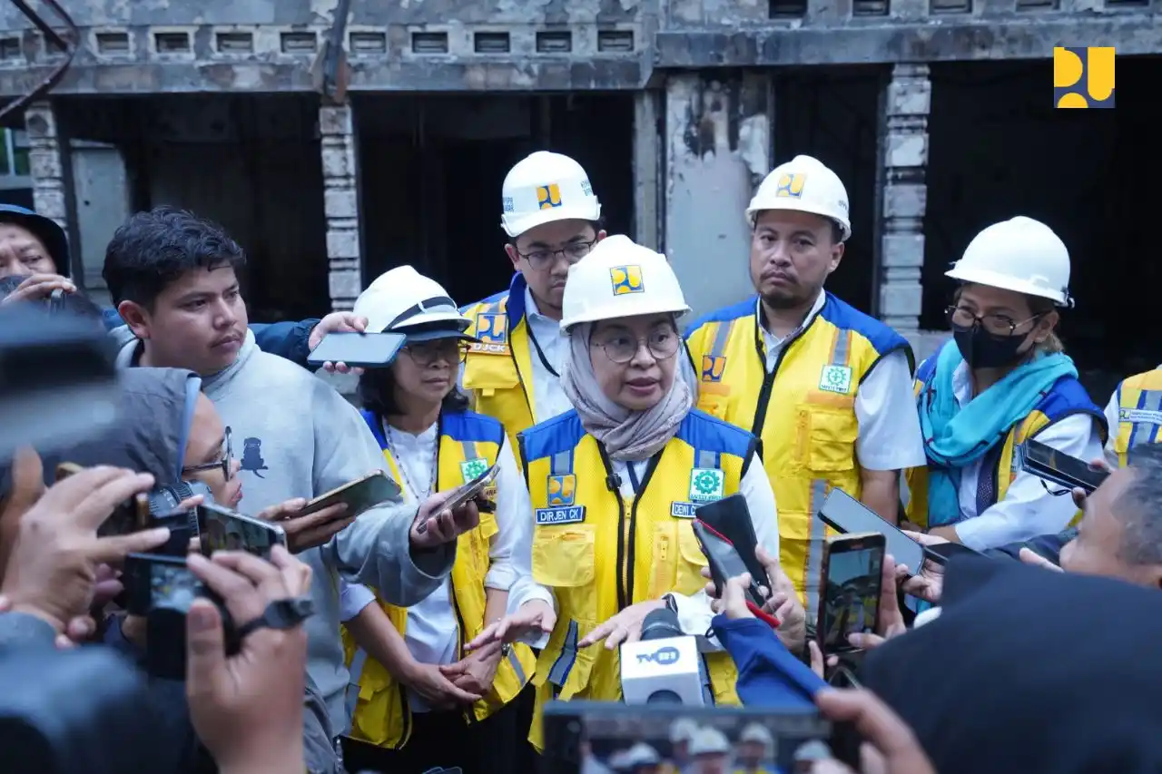 irektur Jenderal Cipta Karya Dewi Chomistriana bersama Balai Penataan Bangunan, Prasarana, dan Kawasan (BPBPK) Jawa Barat serta Direktorat Bina Teknik Bangunan Gedung dan Penyehatan Lingkungan (BTBGPL) meninjau di Wisma MPR RI Bandung, (9/9). (Foto: dok/MI/PU)