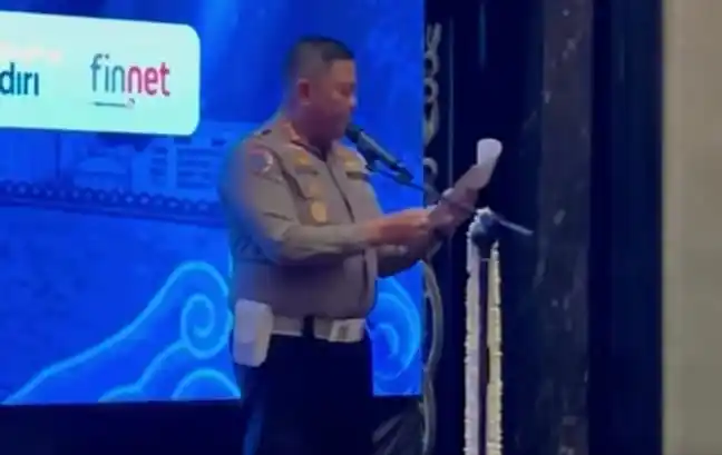 Dirlantas Polda Jabar, Kombes Pol Dodi Darjanto saat menghadiri acara "Penandatanganan SOP Pelayanan Kesamsatan dan Perjanjian Kerjasama Tim Pembina Samsat Jawa Barat", Jumat (1/8/2025). (Foto: Tangkapan layar)