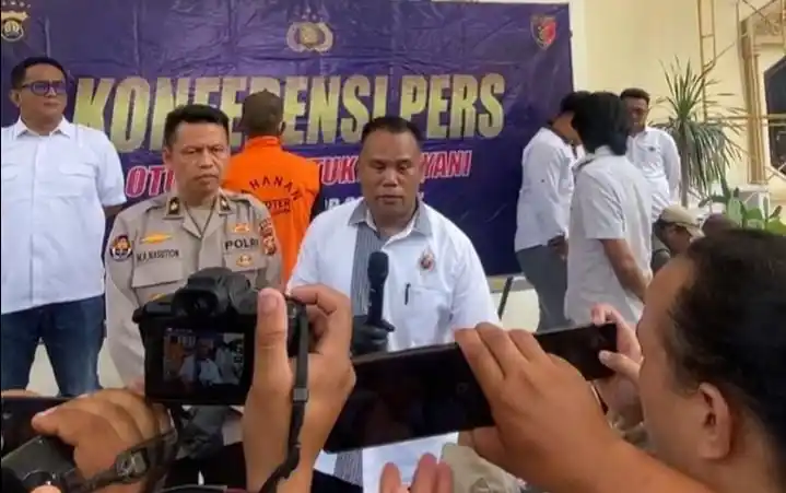 Dirreskrimsus Polda Jambi, Kombes Pol. Taufik Nurmandia saat memberikan keterangan pers terkait penangkapan dua pelaku pembakaran lahan di Batanghari, Kamis (24/07/2025). (Foto: Ist)