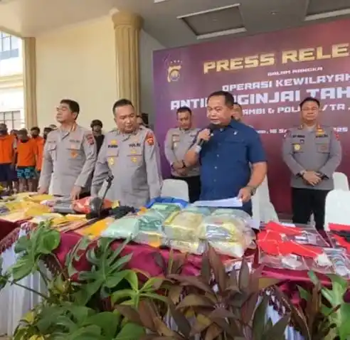 Dirresnarkoba Polda Jambi Kombes Pol Dewa Made Palguna memimpin ekspose hasil Operasi Antik Siginjai 2025 di Mapolda Jambi, Selasa (16/9/2025). (Foto: Dok/MI)