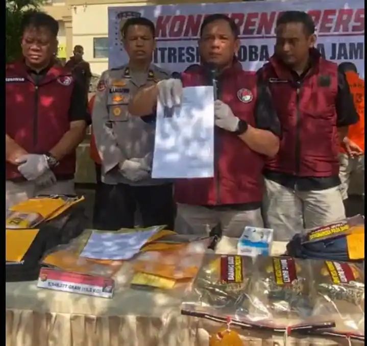 Dirresnarkoba Polda Jambi Kombes Pol Ernesto Seiser saat memberikan keterangan pers terkait pengungkapan kasus narkotika dan pencucian uang senilai Rp7,7 miliar di Mapolda Jambi, Kamis (3/7/2025). (Foto: Dok/MI)