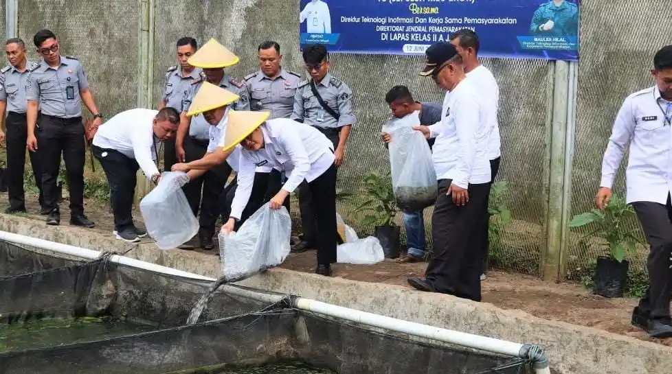 Dirtekforma Ditjenpas, Maulidi Hilal, bersama Kakanwil Jambi, Hidayat, saat melakukan panen raya budidaya ikan lele di Lapas Kelas IIA Jambi, Kamis (12/6/2025). (Foto: Dok/MI