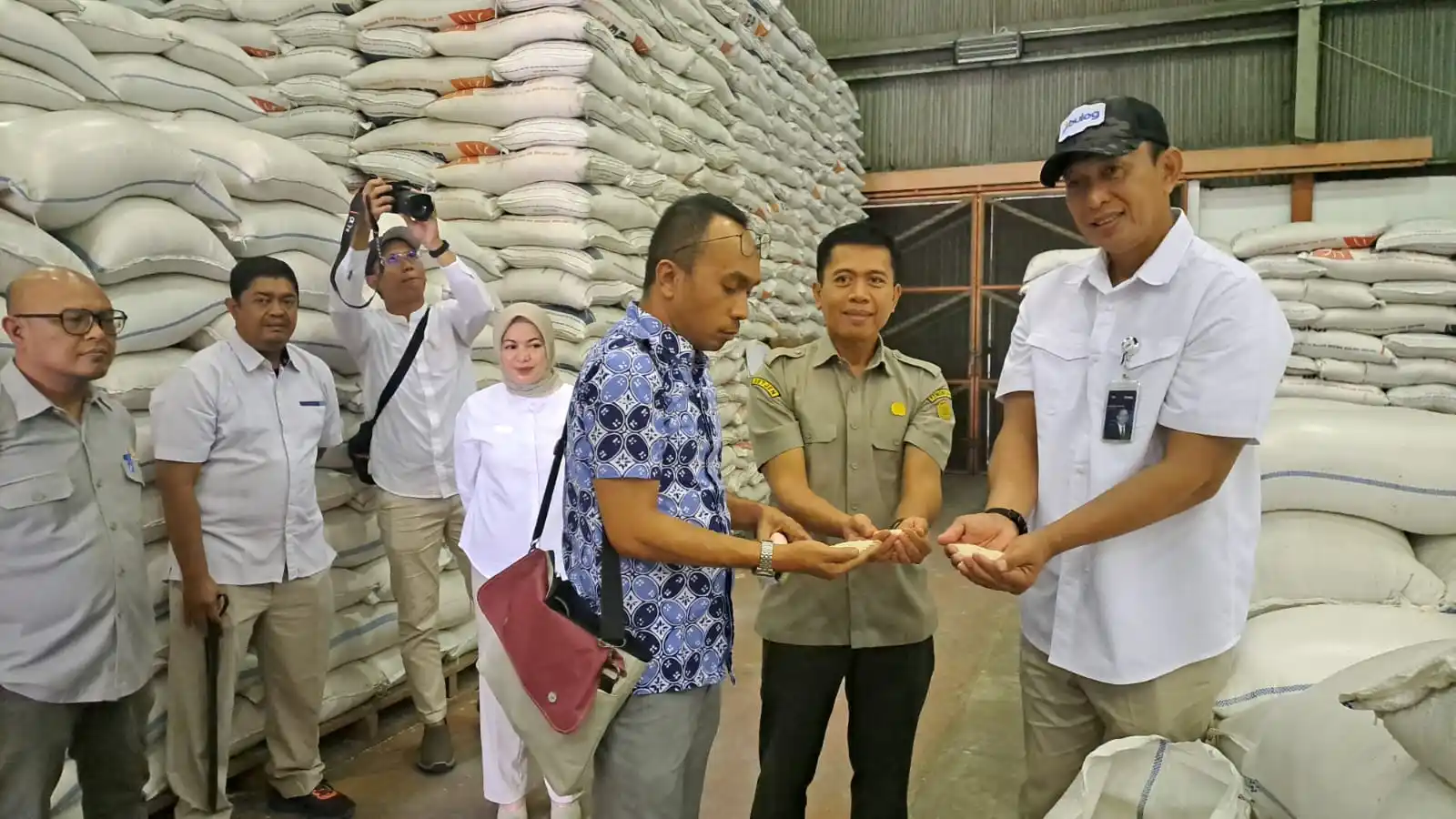 Dirut Bulog Ahmad Rizal Ramdhani didampingi dari pihak Kementerian Pertanian dan Kementerian Luar Negeri saat meninjau kwalitas  beras di Gudang Bulog Wilayah DKI Jakarta dan Banten, di Kelapa Gading, Jakarta Timur. (Foto. Rizal)