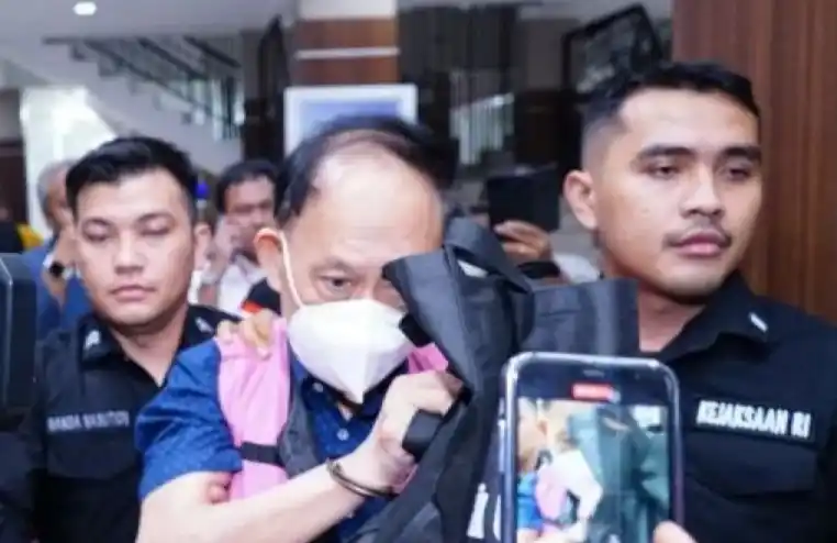 Tersangka kasus dugaan korupsi penjualan aluminium alloy, Joko Sutrisno alias JS selaku Direktur Utama PT Prima Alloy Steel Universal Tbk, dikawal petugas Kejaksaan Tinggi Sumatera Utara saat dibawa ke Rutan Tanjung Gusta Medan, Selasa (13/1/2026)