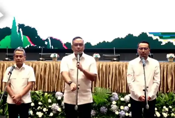 Direktur Utama PT Pertamina (Persero) Simon Aloysius Mantiri menyampaikan permintaan maaf secara terbuka atas kasus korupsi yang menyeret petinggi subholding perusahaan tersebut dan isu 'Pertamax oplosan' yang meresahkan masyarakat beberapa waktu terakhir