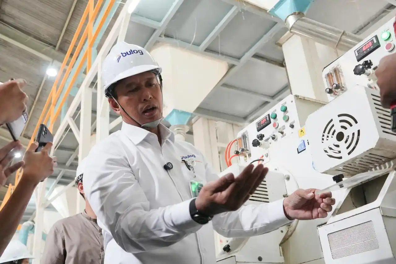 Dirut  Perum BULOG, Ahmad Rizal Ramdhani saat ngecek  Gudang dan Sentra Pengolahan Beras BULOG Sunter, Jakarta Utara. (Dok. MI)