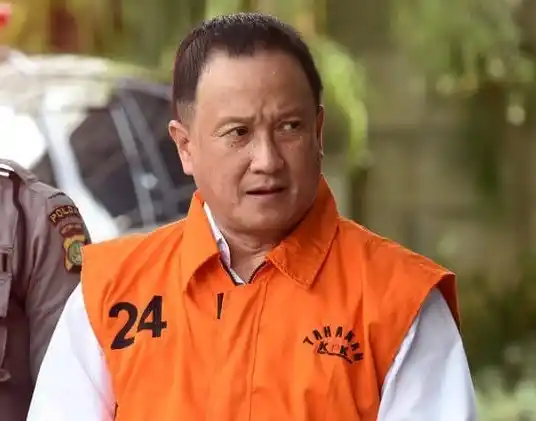 Tersangka kasus dugaan suap pengurusan perkara di Mahkamah Agung (MA), Menas Erwin Djohansyah (kanan) berjalan menuju ruang pemeriksaan di Gedung Merah Putih KPK, Jakarta, Selasa (14/10/2025). Mantan Direktur PT Wahana Adyawarna itu menjalani pemeriksaan perdana sebagai tersangka usai ditahan KPK terkait kasus dugaan suap dalam pengurusan perkara di Mahkamah Agung (MA) pada Kamis (25/9/2025)