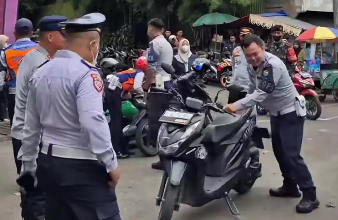 Dishub Kota Bandung bersama Satlantas Polrestabes Bandung dan TNI saat menggelar operasi gabungan di Jalan Jend Sudirman (Foto: Instagram/@dalopsdishubbdg)
