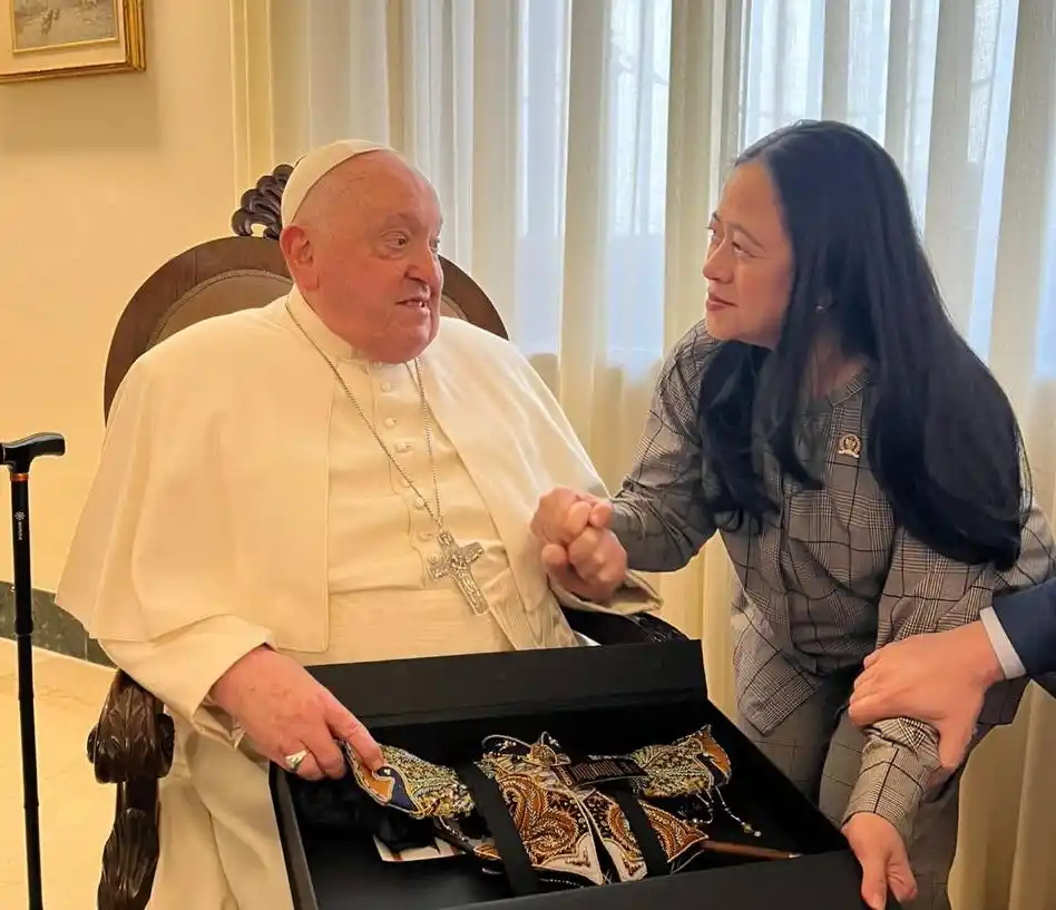 Ketua DPR RI Puan Maharani saat memberikan cenderamata kepada pemimpin tertinggi Gereja Katolik sekaligus Kepala Negara Vatikan, Paus Fransiskus. (Foto: Dok MI)