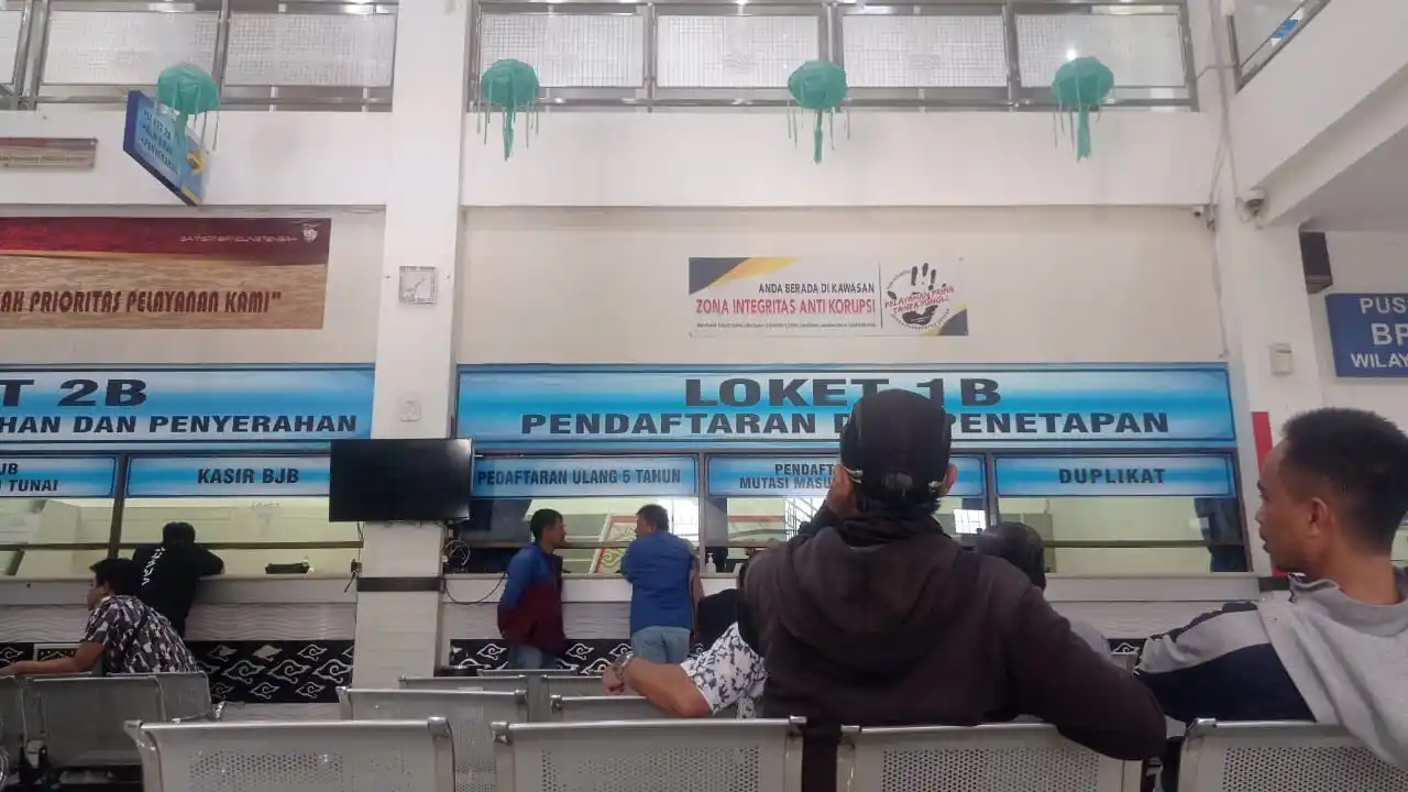 Suasana wajib pajak (WP) saat menunggu antrean di kantor Samsat Bandung Tengah, Jl. Kawaluyaan Raya, Kota Bandung, Jawa Barat. (Foto: Dok MI/Sugiyanto)