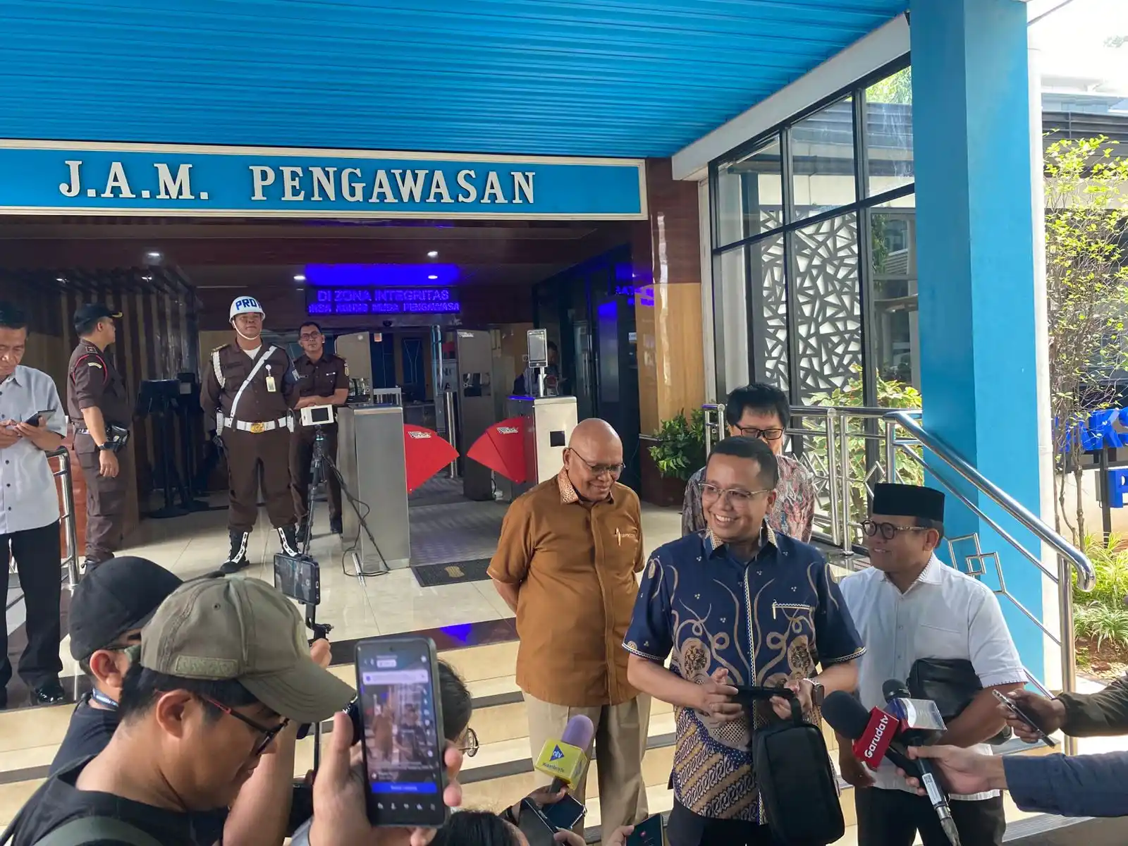 Koalisi Sipil Masyarakat Anti Korupsi, bersama dengan Tim Pembela Demokrasi Indonesia (TPDI), Indonesia Police Watch (IPW) dan Pergerakan Advokat Nusantara (Perekat) di Jamwas Kejagung (Foto: Dok MI)