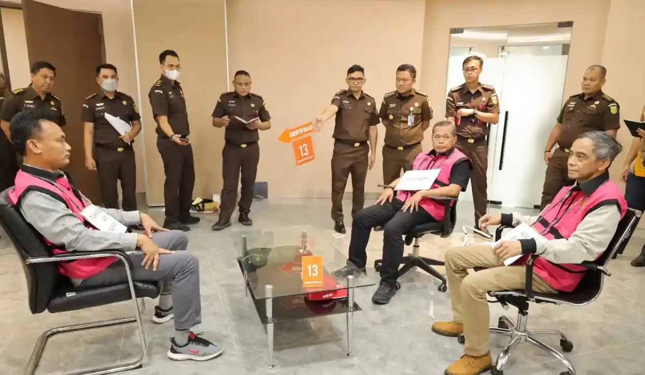 Reka adegan rekonstruksi kasus dugaan  suap penanganan perkara vonis onstlag atau lepas perkara korupsi minyak goreng (Foto: Dok MI)