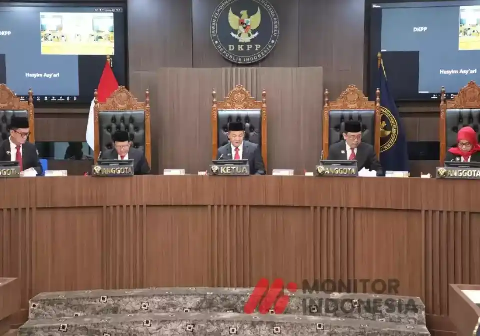 DKPP memberhentikan Hasyim Asy'ari dari jabatan Ketua KPU RI lantaran terbukti bersalah dalam perkara dugaan tindak asusila terhadap salah seorang PPLN untuk wilayah Eropa. Hasyim merupakan teradu atas dugaan pelanggaran Kode Etik Penyelenggara Pemilu (KEPP) perkara Nomor 90/PKE-DKPP/V/2024. Pembacaan putusan perkara itu digelar di ruang Sidang DKPP, Jakarta Pusat, Rabu (3/7/2024). (Foto: Dok MI/Aswan)