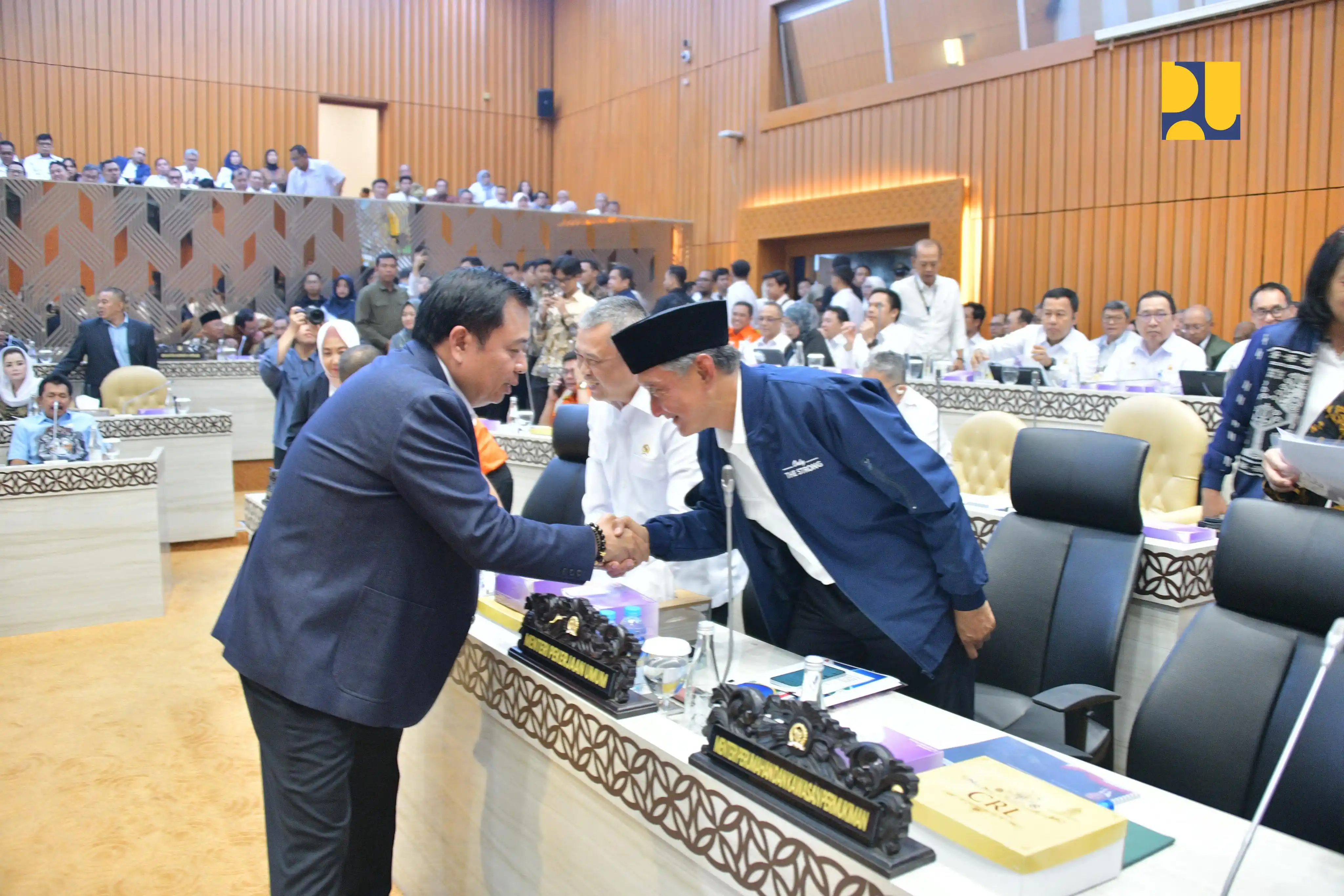 Menteri Pekerjaan Umum. Dody Hanggodo bersalaman dengan Ketua Komisi V DPR RI, Lasarus saat Rapat Kerja Komisi V DPR RI dengan seluruh mitra terkait penetapan Pagu Anggaran tahun 2026