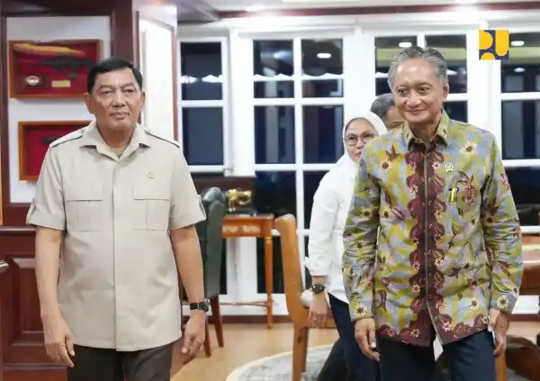 Menteri Pekerjaan Umum, Dody Hanggodo (kanan) melakukan pertemuan dengan Menteri Pertahanan, Sjafrie Sjamsoeddin (kiri) di Kantor Kementerian Pertahanan, Jakarta, Jakarta, Rabu (6/8). (foto : dok PU)