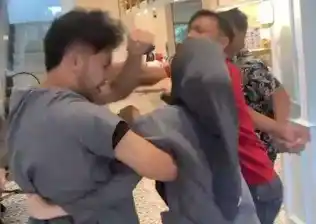 Dokter koas yang viral di media sosial sedang dipukuli, karena masalah jadwal jaga pada akhir tahun [Foto: Tangkapan layar]