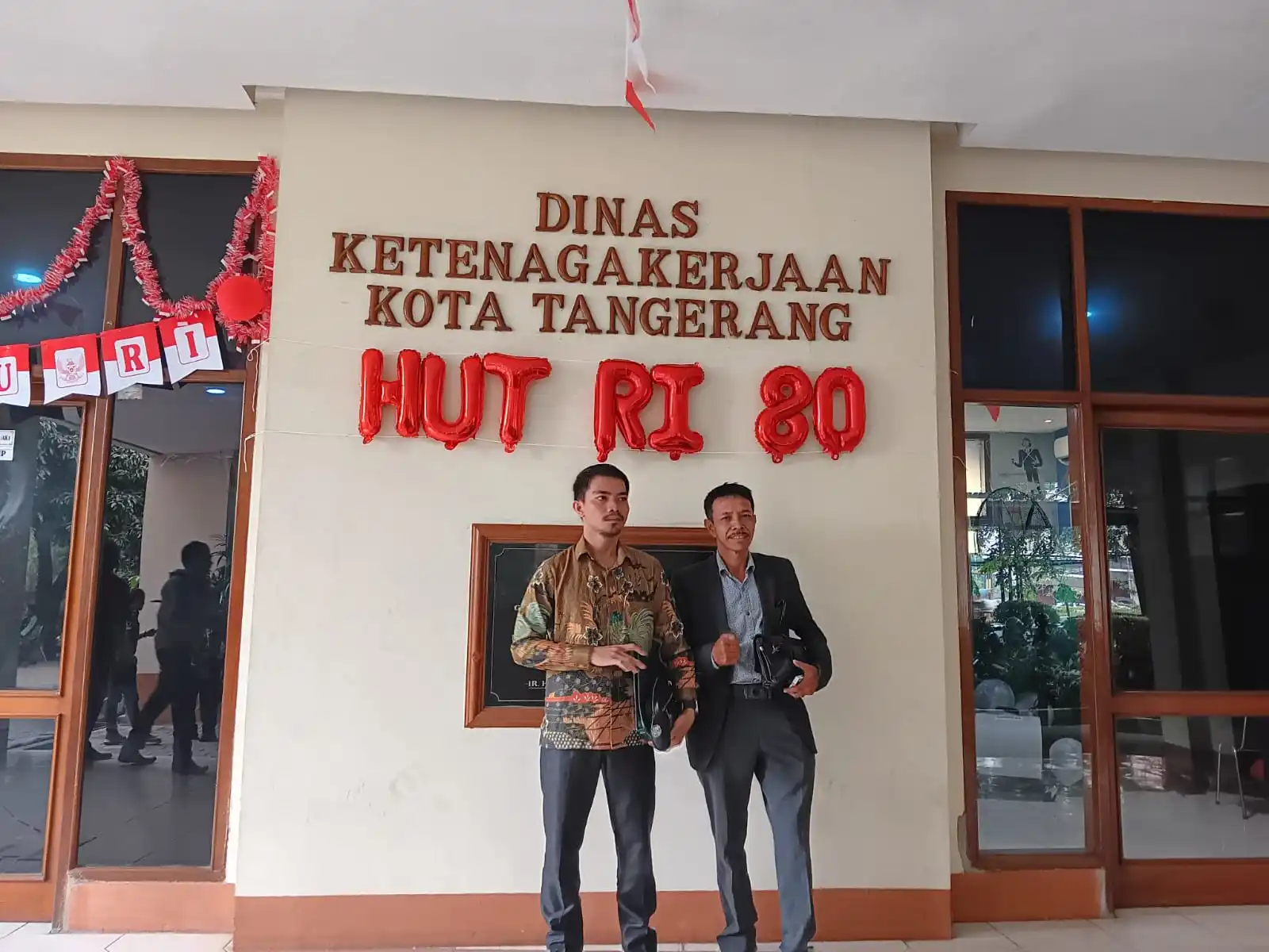 Doniman Aro Hia dan rekan ketika melaporkan PT. Esa Jaya Putra ke Dinas Ketenagakerjaan (Foto: Istimewa)