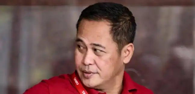 Tersangka kasus dugaan suap terkait pengurusan Anggota DPR RI 2019 - 2024 di KPU Donny Tri Istiqomah menuju ruang pemeriksaan di gedung KPK Merah Purih, Jakarta, Senin (3/2/2025). (Foto: Dok MI/Ant)