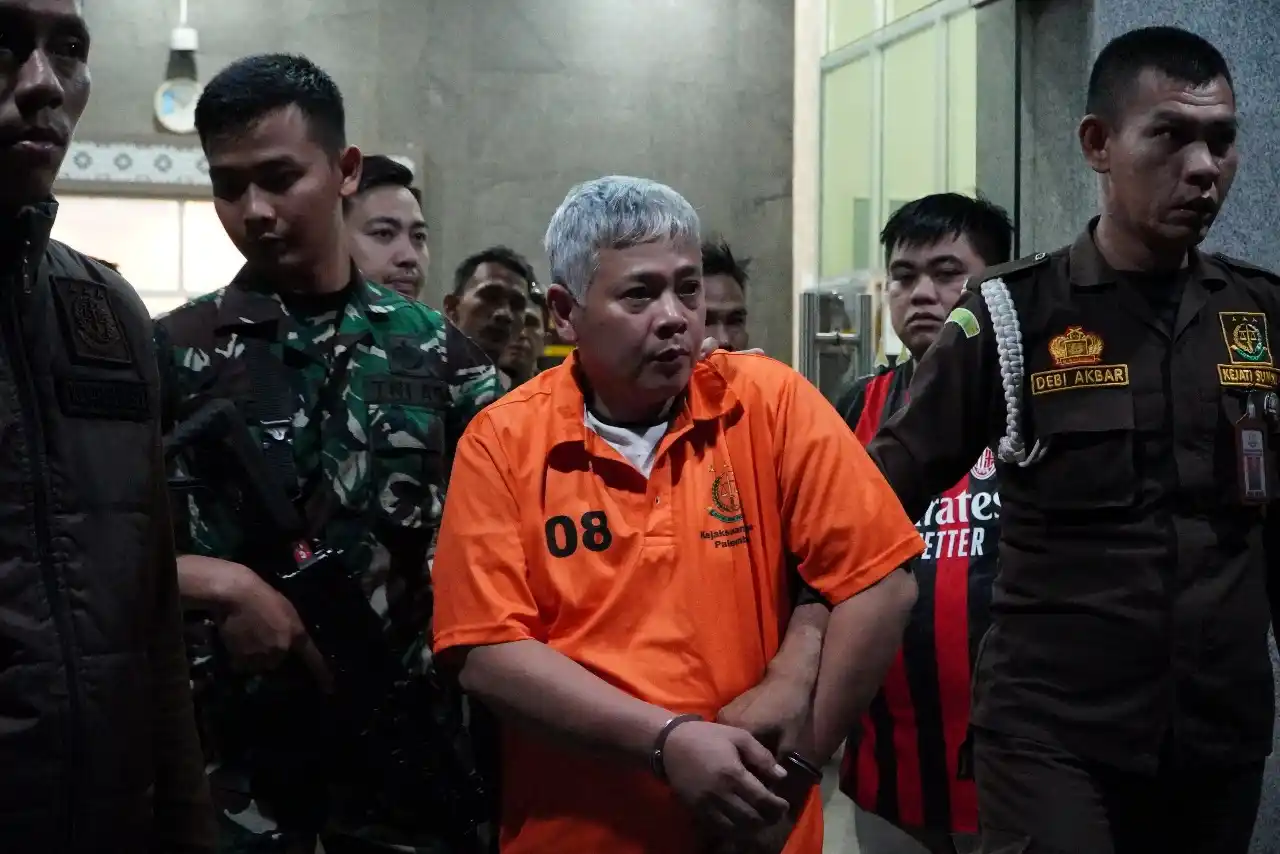 Heriyanto mengenakan rompi tahanan Kejati Sumsel (Foto: Dok MI/Kejati Sumsel)