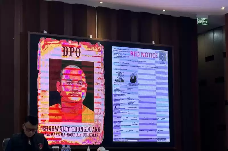 Burunan nomor 1 Kepolisian Thailand Chaowalit Thungduang alias Sia Pang Nanode alias Sulaiman, berhasil ditangkap oleh Polri bekerja sama dengan Royal Thai Police, dalam konferensi pers di Mabes Polri, Jakarta, Minggu (2/6/2024). (Foto: ANTARA]