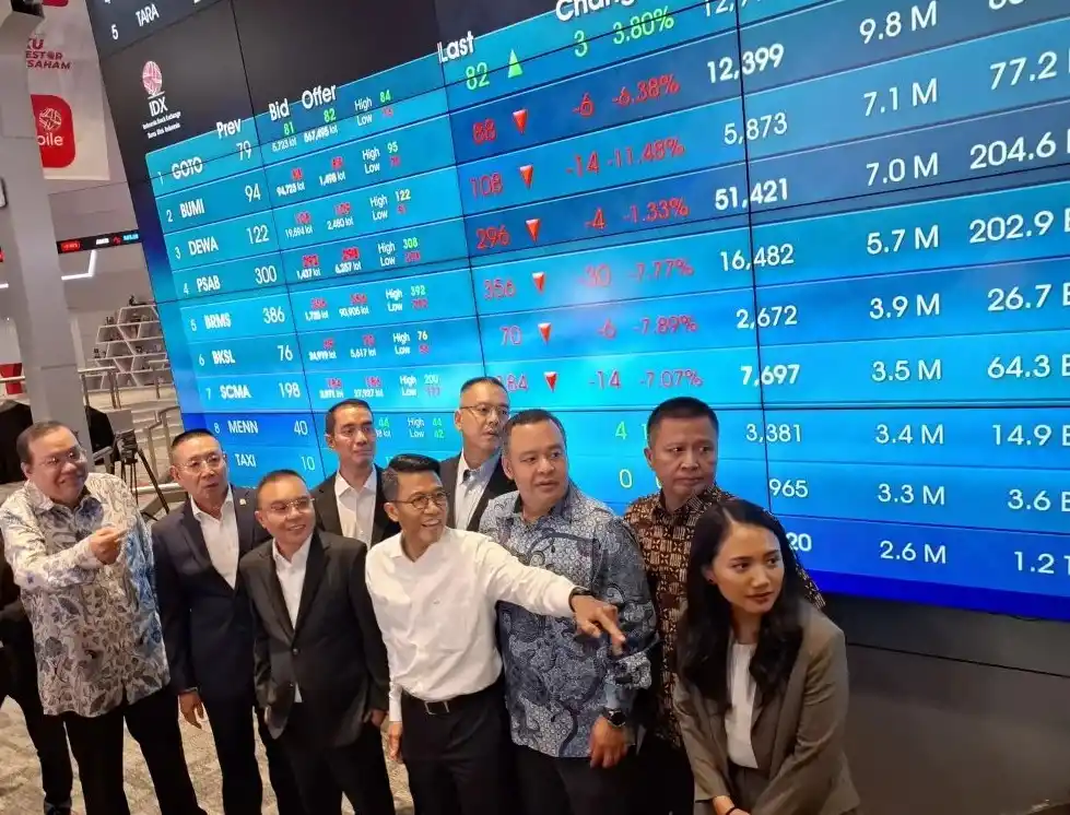 Wakil Ketua Dewan Perwakilan Rakyat Republik Indonesia (DPR RI) Sufmi Dasco Ahmad ditemani Ketua Komisi XI DPR RI Muhamad Misbakhun, Wakil Ketua Komisi XI Mohamad Hekal, Wihadi Wiyanto, serta Putri Komarudin dan Wakil Ketua Komisi XI Fauzi Amro melakukan kunjungan ke Gedung Bursa Efek Indonesia, Jakarta, Selasa (18/03/2025)