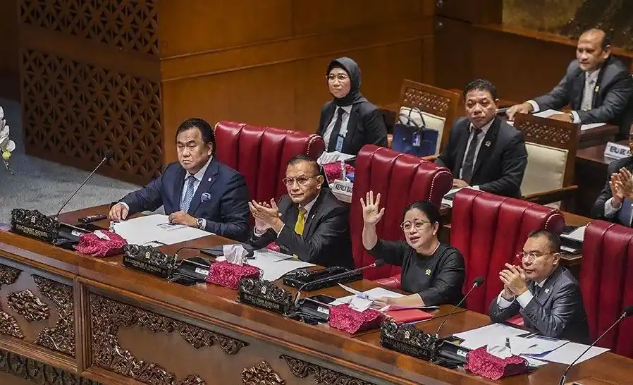Ketua DPR Puan Maharani (kedua kanan) bersama Wakil Ketua DPR Sufmi Dasco Ahmad (kanan), Lodewijk Freidrich Paulus (kedua kiri), dan Rachmad Gobel (kiri) memimpin rapat paripurna DPR ke-14 masa persidangan IV tahun sidang 2023-2024 di kompleks Parlemen, Jakarta, Kamis (28/3/2024)