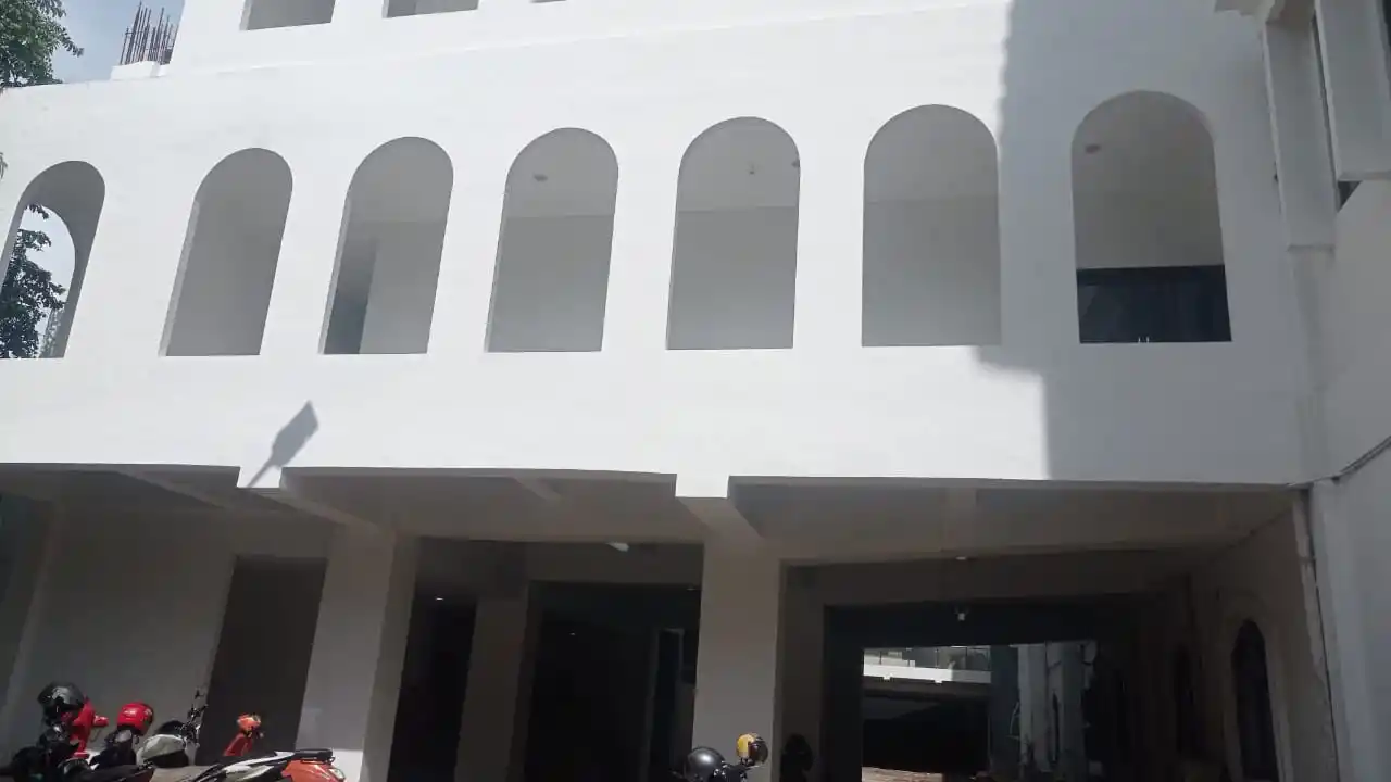 Gedung baru yang diduga menggunakan anggaran 'Siluman' di area kantor DPRD Jabar, Jl. Diponegoro, Kota Bandung. (Foto: Dok MI/Sugiyanto)