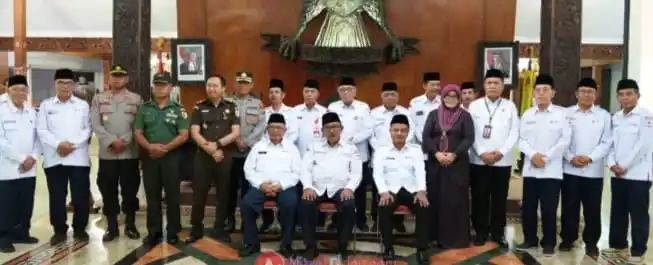 Sesi foto bersama jajaran Pengurus PMI Kabupaten Blitar beserta Wakil Ketua III DPRD Kabupaten Blitar di Pendopo RHN (Foto: Dok MI/JK)