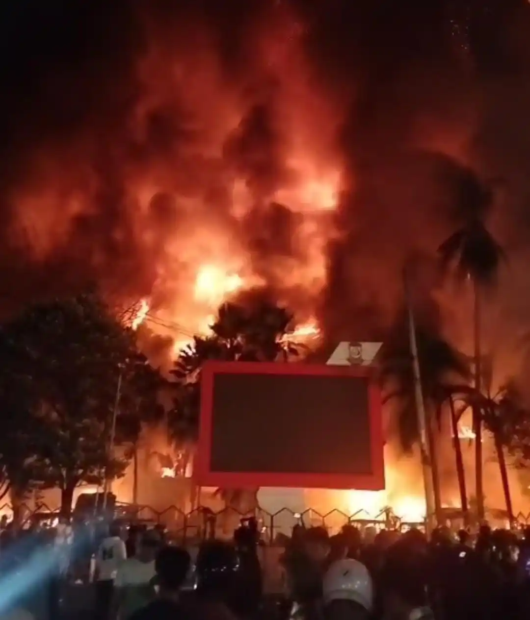 Massa aksi yang mengepung gedung DPRD Kota Makassar membakar sejumlah kendaraan, bahkan merangsek ke dalam area kantor dan melalap sebagian bangunan dengan api, Jumat (29/8/2025) malam.