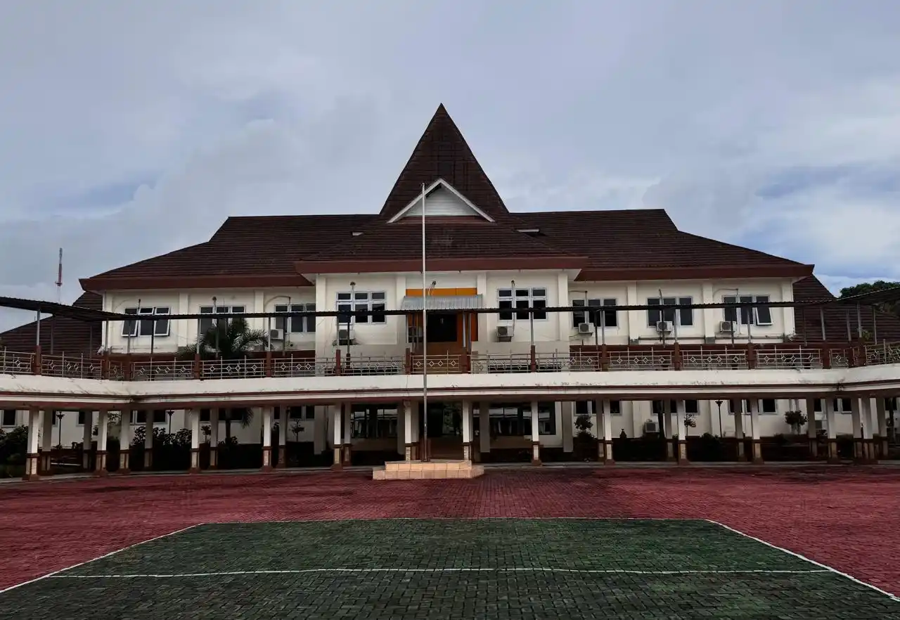 Tampak belakang gedung Sekretariat DPRD Malut, tempat Ketua Komisi II Agriari Yulin Mus dkk memggelar rapat pada Kamis 4 September 2025. (Foto: Dok MI/Jainal Andaran)